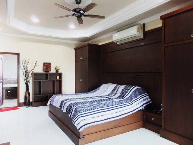 House For Sale Nongpalai Pattaya showing the master bedroom 