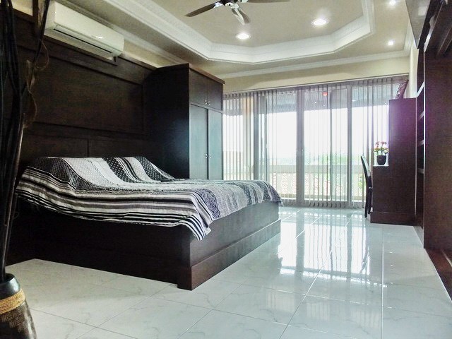 House For Sale Nongpalai Pattaya showing the master bedroom with balcony 