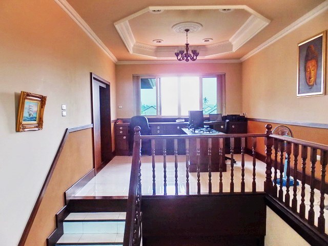 House For Sale Nongpalai Pattaya showing the office area 