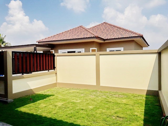 House for sale at Nongpalai Pattaya showing the garden House for sale at Nongpalai Pattaya showing the garden