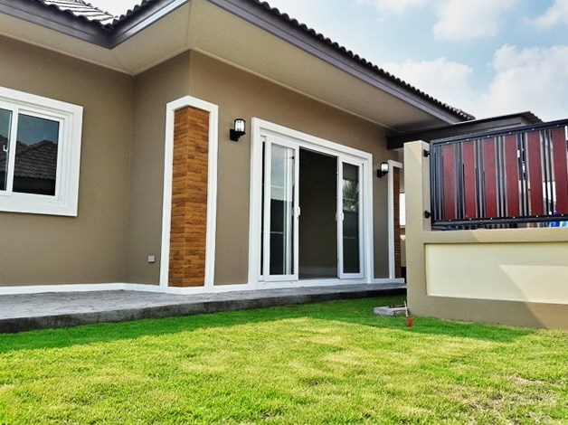House for sale at Nongpalai Pattaya showing the house and garden House for sale at Nongpalai Pattaya showing the house and garden