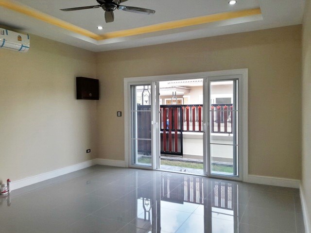 House for sale at Nongpalai Pattaya showing the entrance and living room 