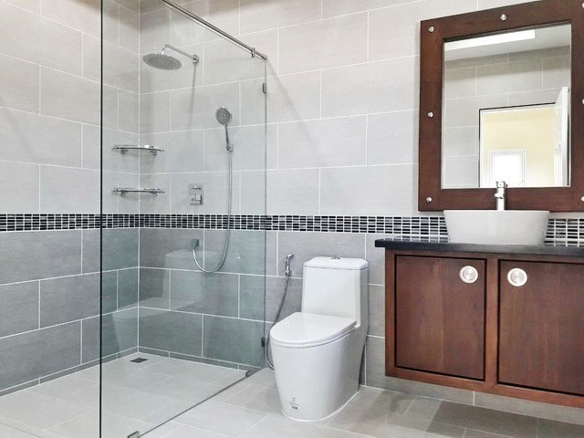 House for sale at Nongpalai Pattaya showing the master bathroom House for sale at Nongpalai Pattaya showing the master bathroom