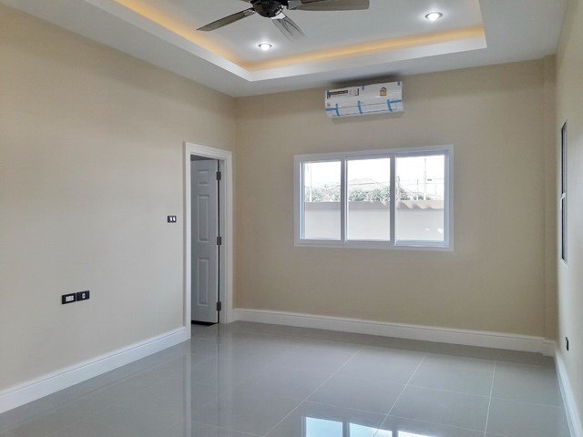 House for sale at Nongpalai Pattaya showing the master bedroom House for sale at Nongpalai Pattaya showing the master bedroom
