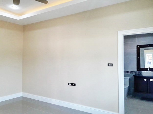 House for sale at Nongpalai Pattaya showing the master bedroom suite House for sale at Nongpalai Pattaya showing the master bedroom suite