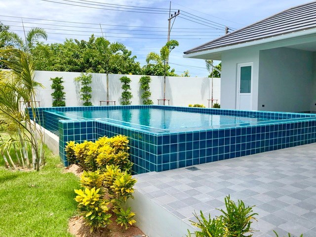 House for sale East Pattaya showing the private pool 