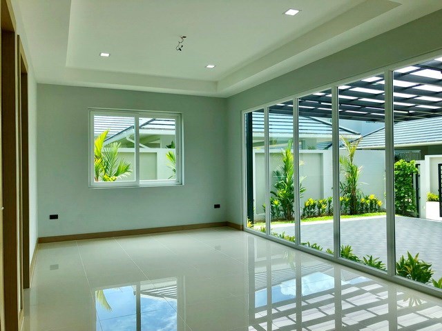 House for sale East Pattaya showing the living room / office area 