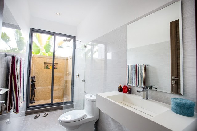 House for sale Pattaya showing the master bathroom House for sale Pattaya showing the master bathroom