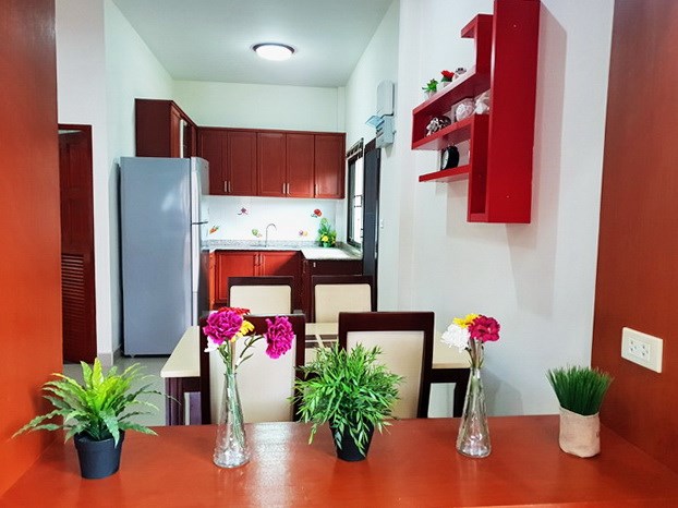 House For sale East Pattaya showing the dining and kitchen areas 