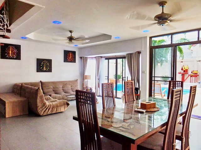 House for sale South Pattaya showing the dining and living areas 