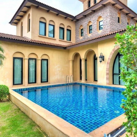 House for sale Na Jomtien Pattaya showing the house and pool 