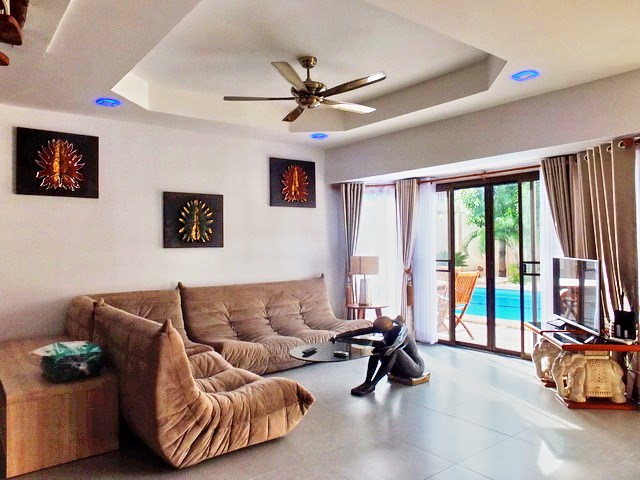 House for sale South Pattaya showing the living room poolside 