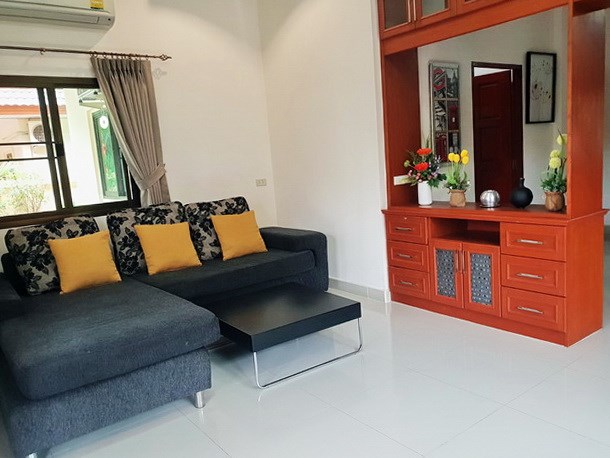 House For sale East Pattaya showing the open plan living area 