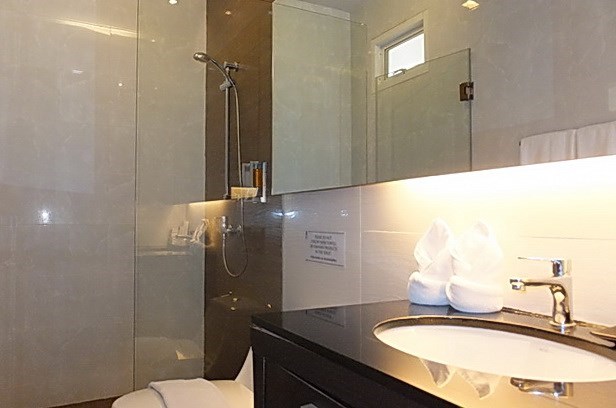 House for sale East Jomtien showing the second bathroom 