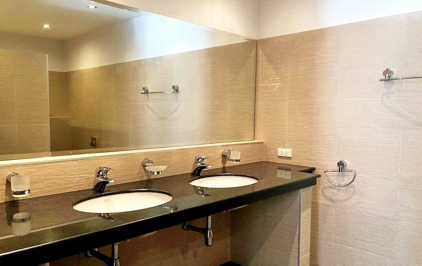 House for sale Pattaya SIAM ROYAL VIEW showing the bathroom 