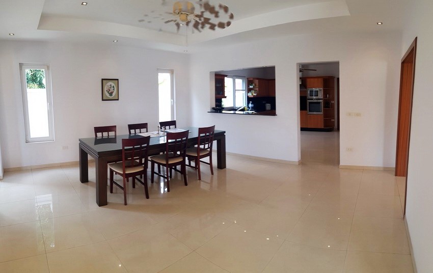 House for sale Pattaya SIAM ROYAL VIEW showing the dining and kitchen areas