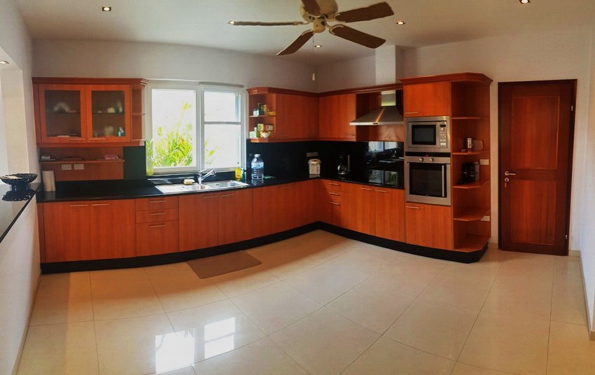 House for sale Pattaya SIAM ROYAL VIEW showing the kitchen 