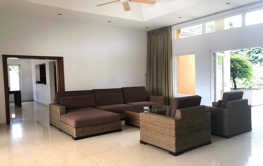 House for sale Pattaya SIAM ROYAL VIEW showing the living room 