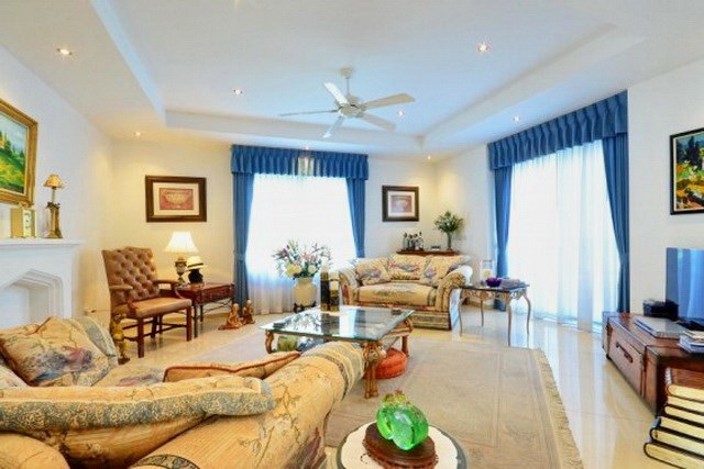 House for sale Siam Royal View Pattaya showing the living area