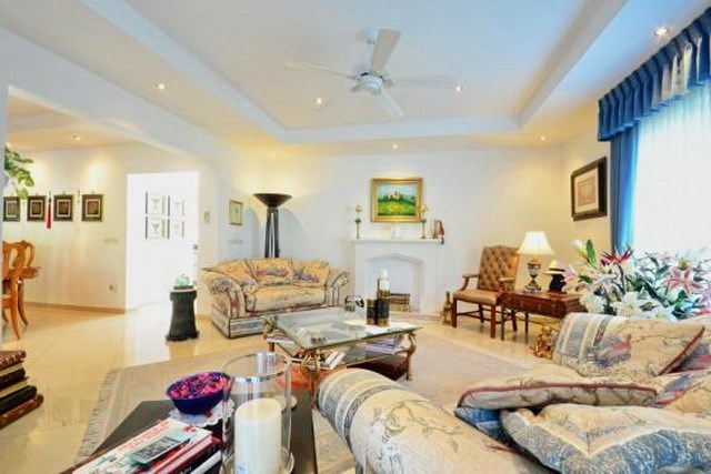 House for sale Siam Royal View Pattaya showing the living room