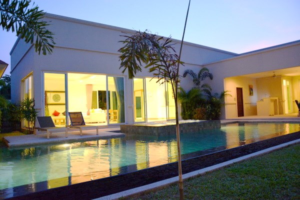 House for sale The Vineyard Pattaya showing the night mood