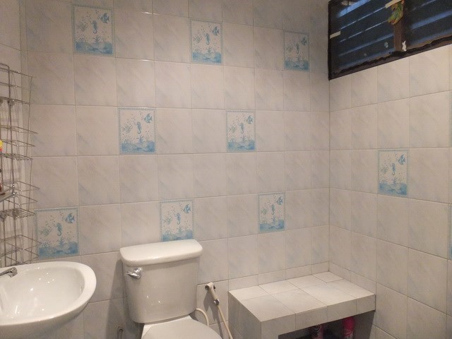 House for sale WongAmat Pattaya showing the master bathroom 