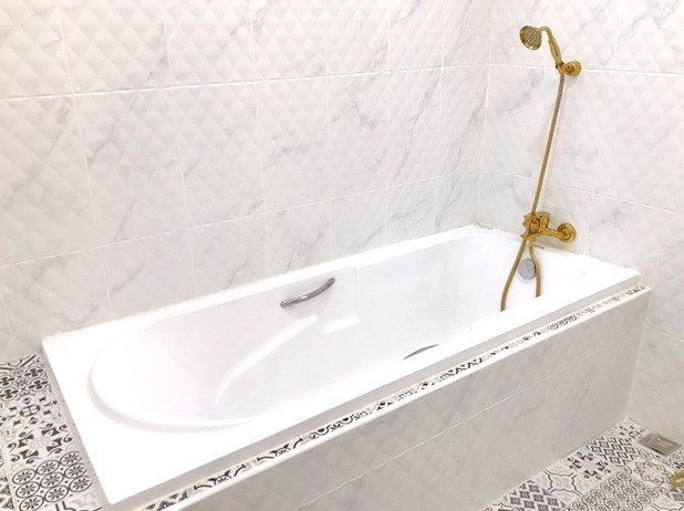 House for sale East Pattaya showing the master bathroom with bathtub House for sale East Pattaya showing the master bathroom with bathtub