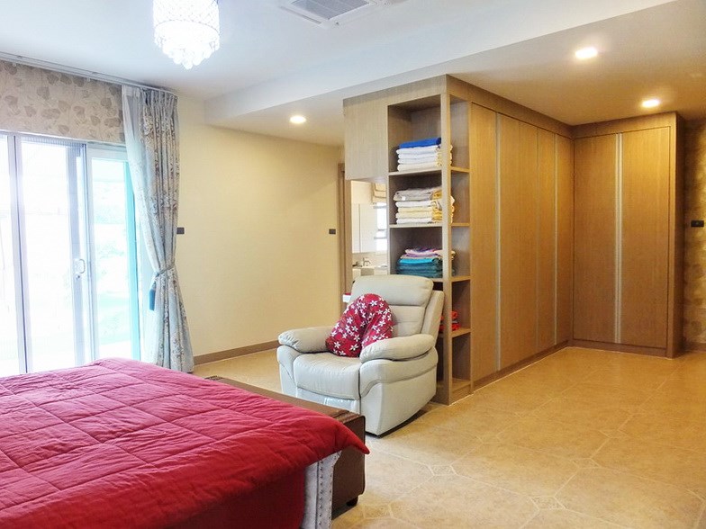 House for Sale East Pattaya showing the master bedroom with built-in wardrobes 