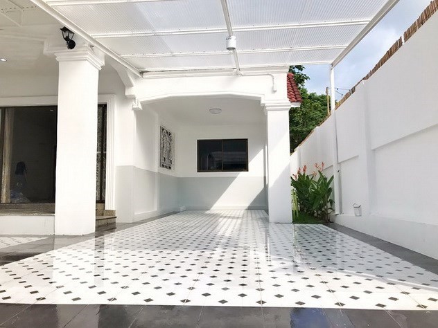 House for sale East Pattaya showing the carport House for sale East Pattaya showing the carport