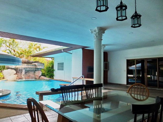 House for sale East Pattaya showing the covered terrace and barbecue area House for sale East Pattaya showing the covered terrace and barbecue area