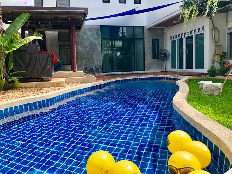 House for sale East Pattaya showing the terraces and pool 