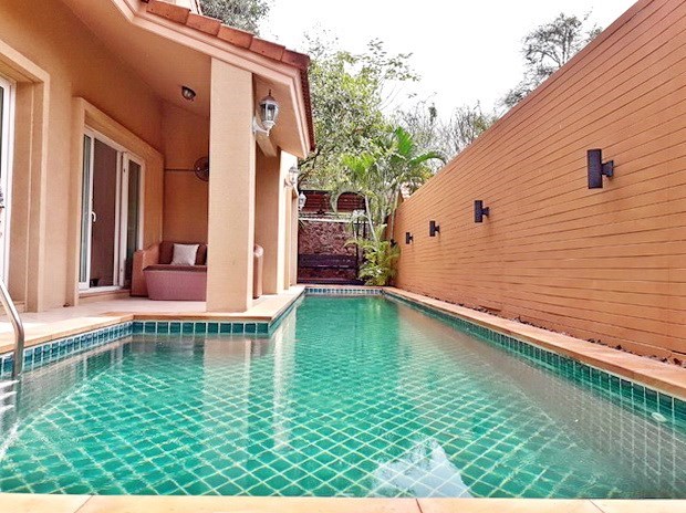 House For sale East Pattaya showing the covered terrace and pool 