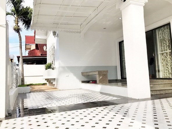 House for sale East Pattaya showing the covered terrace and entrance House for sale East Pattaya showing the covered terrace and entrance