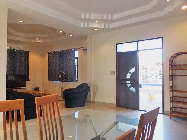 House for sale East Pattaya showing the dining and living area