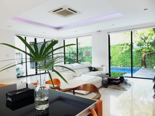 House for sale East Pattaya showing the dining and living areas 