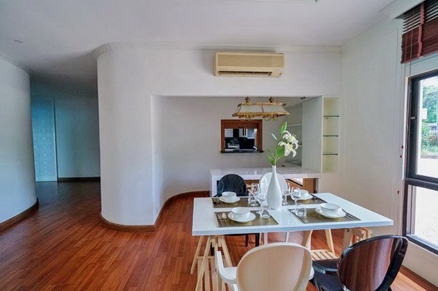 House for sale East Pattaya showing the dining area House for sale East Pattaya showing the dining area