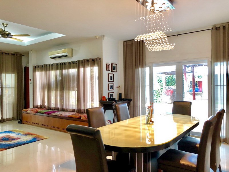 House for sale East Pattaya showing the dining area 