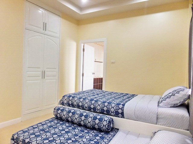 House for sale East Pattaya showing the fifth bedroom suite 