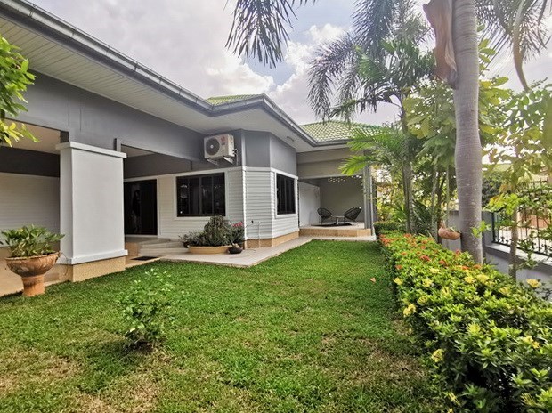 House for sale East Pattaya showing the garden and covered terrace House for sale East Pattaya showing the garden and covered terrace