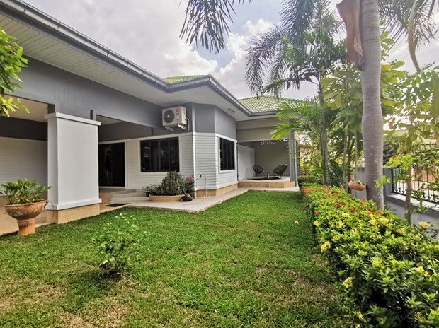 House for sale East Pattaya showing the garden and covered terrace 