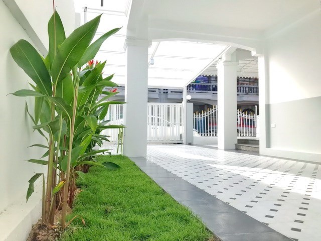 House for sale East Pattaya showing the garden and covered terrace House for sale East Pattaya showing the garden and covered terrace