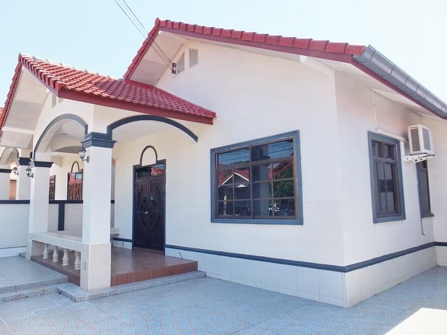 House for sale East Pattaya showing the covered terrace and house 