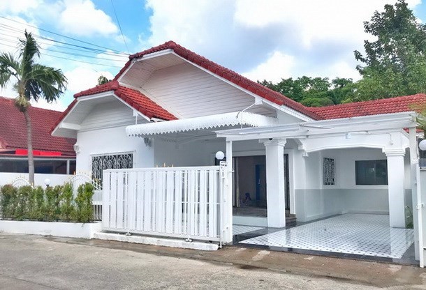 House for sale East Pattaya showing the house and carport House for sale East Pattaya showing the house and carport