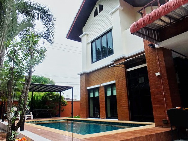 House for sale East Pattaya showing the house and private pool 