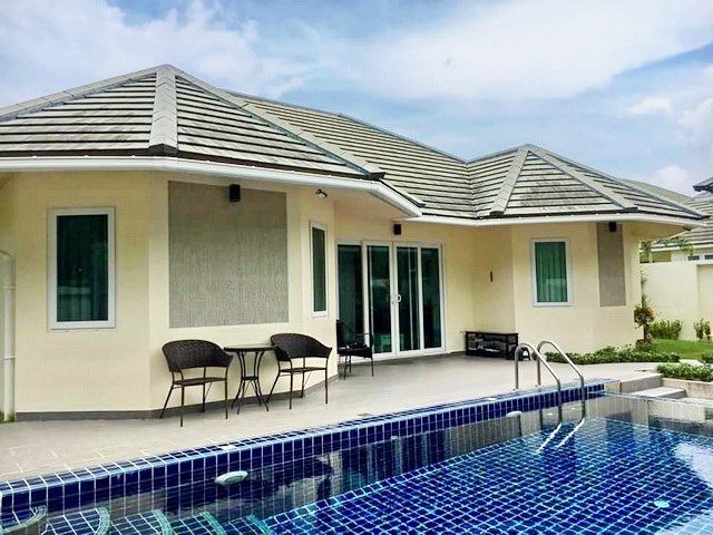 House for sale East Pattaya showing the house and pool House for sale East Pattaya showing the house and pool