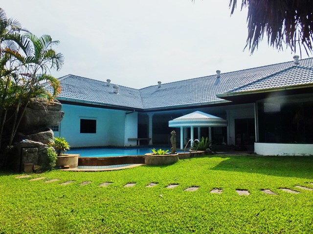 House for sale East Pattaya showing the house, garden and pool House for sale East Pattaya showing the house, garden and pool