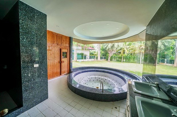 House for sale East Pattaya showing the master bathroom with Jacuzzi and sauna House for sale East Pattaya showing the master bathroom with Jacuzzi and sauna