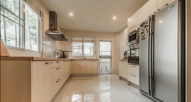 House for sale East Pattaya showing the kitchen House for sale East Pattaya showing the kitchen