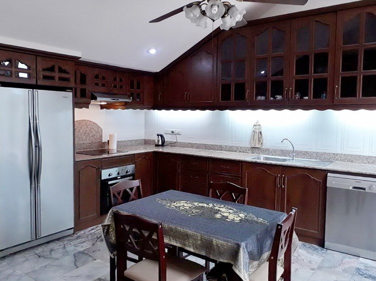 House for Sale East Pattaya showing the dining and kitchen areas House for Sale East Pattaya showing the dining and kitchen areas