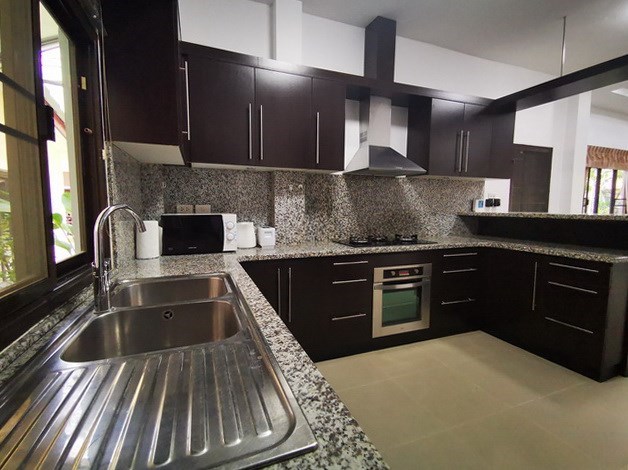 House for sale East Pattaya showing the kitchen and breakfast bar House for sale East Pattaya showing the kitchen and breakfast bar